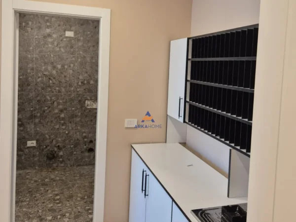 Tirane, jepet me qera zyre Kati 2, 128 m² 2.200 € (LAKEVIEW RESIDENCE)