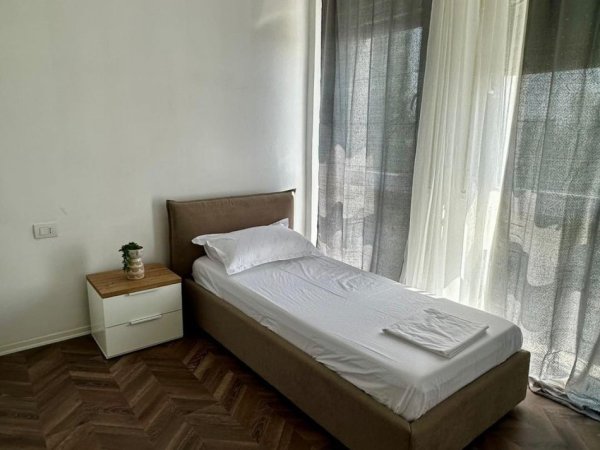 Tirane, jepet me qera apartament 2+1+Ballkon Kati 3, 100 m² 600 € (Kompleksi Bermon, Bulevardi i Ri)
