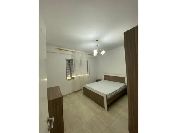 Tirane, jepet me qera apartament 2+1 Kati 2, 80 m² 650 € (Komuna e Parisit)