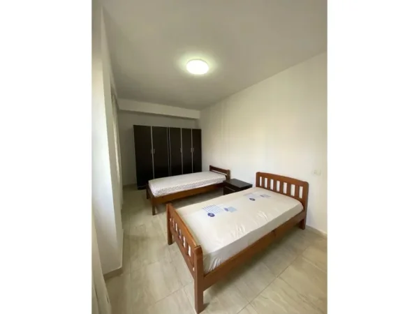 Tirane, jepet me qera apartament 2+1 Kati 2, 80 m² 650 € (Komuna e Parisit)