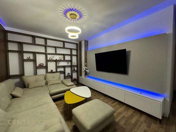 Tirane, jepet me qera apartament 2+1+Aneks+Ballkon Kati 2, 104 m² 650 € (Rr. Pinare , prane Kopeshtit Botanik)