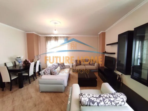 Tirane, jepet me qera apartament 2+1 Kati 7, 110 m² 650 € (Komuna e Parisit)