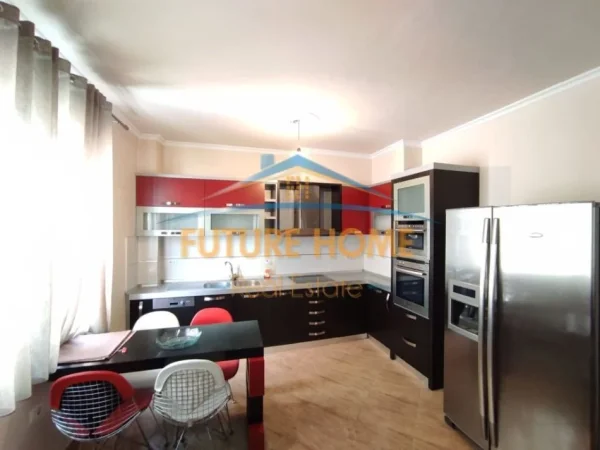 Tirane, jepet me qera apartament 2+1 Kati 7, 110 m² 650 € (Komuna e Parisit)