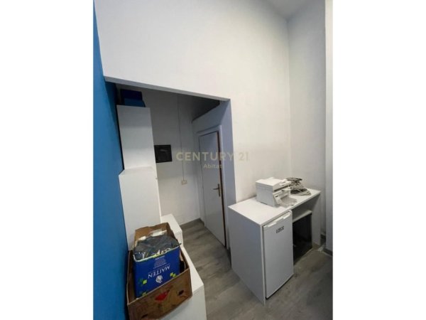 Tirane, jepet me qera dyqan Kati 0, 25 m² 450 € (pranë Liceu Artistik)
