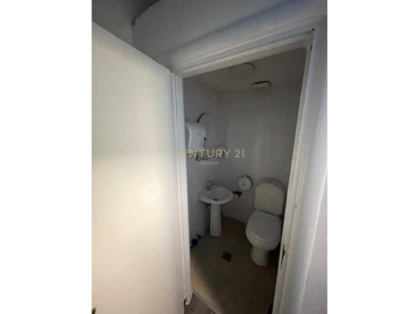 Tirane, jepet me qera dyqan Kati 0, 25 m² 450 € (pranë Liceu Artistik)