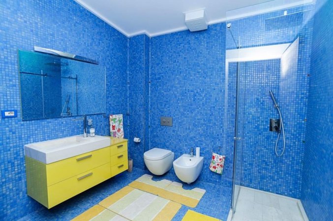 Tirane, jepet me qera apartament 2+1+Ballkon Kati 6, 203 m² 1.700 € (Liqeni i Thate)