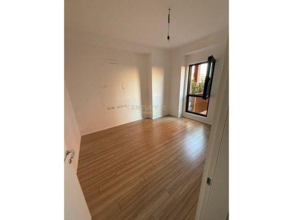 Tirane, jepet me qera zyre Kati 4, 113 m² 1.300 € (GARDEN BUILDING)