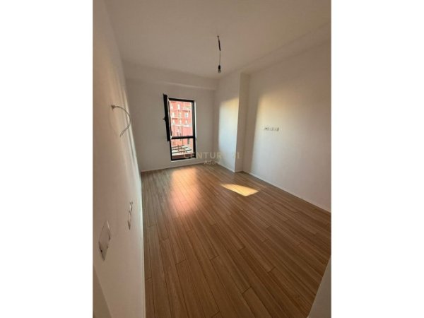 Tirane, jepet me qera zyre Kati 4, 113 m² 1.300 € (GARDEN BUILDING)