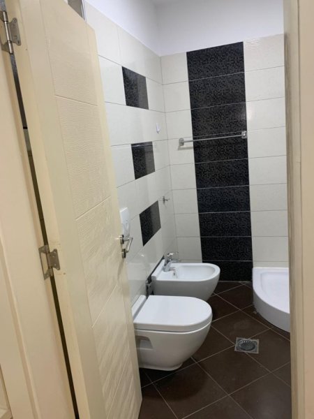 Jepet me Qera Super Apartament 1+1 tek Spitalet QSUT, pallat me ashensor, 65 m² 400 €uro