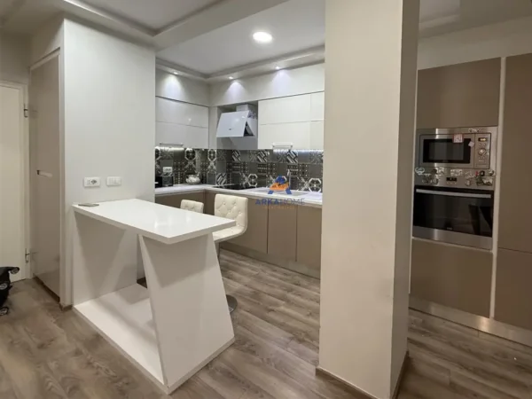 Tirane, jepet me qera apartament 2+1+Ballkon Kati 2, 97 m² 700 € (KOPSHTI ZOLOGJIK)