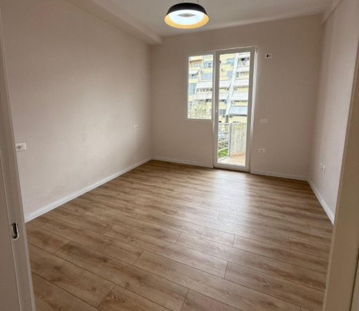 Tirane, shitet apartament 2+1 Kati 4, 100 m² 135.000 € (Rruga Muhamed Deliu, Fresku, Tiranë, TT 1967)