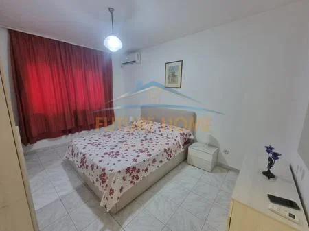 Tirane, jepet me qera apartament 1+1+Ballkon Kati 1, 64 m² 500 € (Bulevardi Bajram Curri)