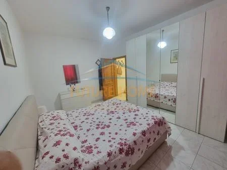 Tirane, jepet me qera apartament 1+1+Ballkon Kati 1, 64 m² 500 € (Bulevardi Bajram Curri)