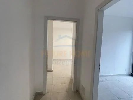 Tirane, jepet me qera ambjent biznesi Kati 4, 90 m² 800 € 