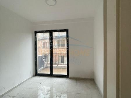Tirane, jepet me qera ambjent biznesi Kati 4, 90 m² 800 € 