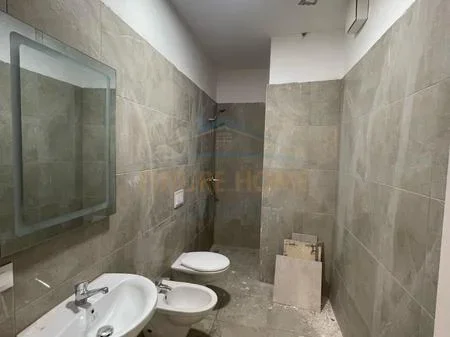 Tirane, jepet me qera ambjent biznesi Kati 4, 90 m² 800 € 