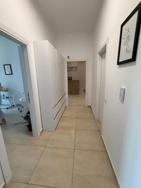 Tirane, jepet me qera zyre , 100 m² 950 € 