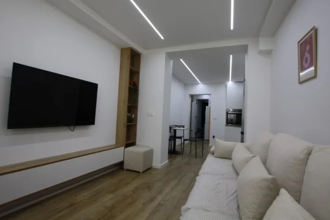 Tirane, jepet me qera apartament 1+1 Kati 1, 67 m² 650 € (Kryqzimi 21 Dhjetorit , Vodafone)
