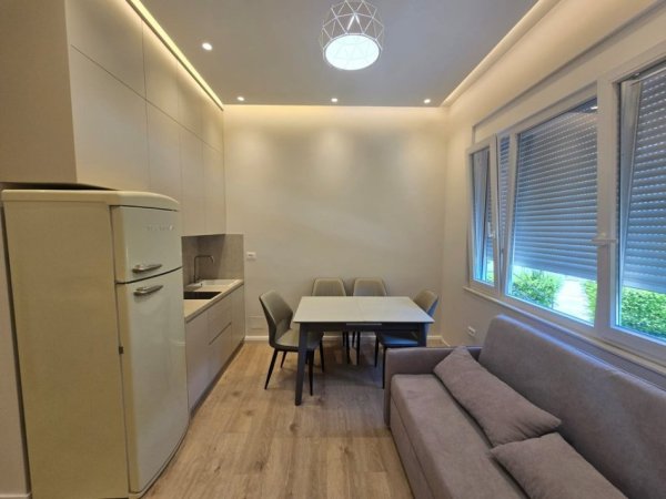 Tirane, jepet me qera apartament 1+1 Kati 1, 55 m² 700 € (Prane Shkolles Servete Maci)