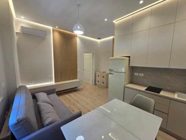 Tirane, jepet me qera apartament 1+1 Kati 1, 55 m² 700 € (Prane Shkolles Servete Maci)