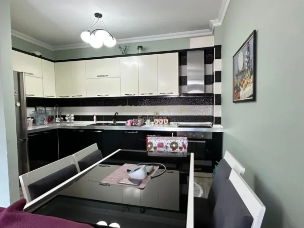 Tirane, jepet me qera apartament 2+1+Aneks+Ballkon Kati 9, 132 m² 500 € (Astir, pranë Bar Oslo, Tiranë)