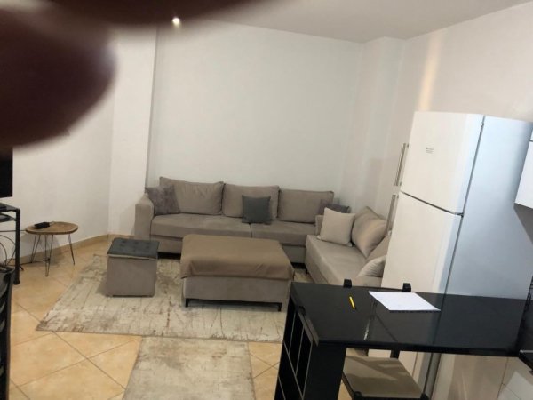 Tirane, jepet me qera apartament 1+1+Ballkon Kati 2, 58 m² 600 € (Pazari i ri)