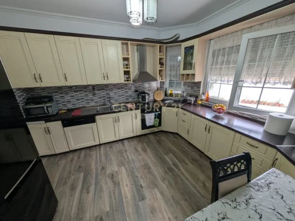 Tirane, shitet Vile 2 Katshe Kati 0, 3.925 m² 1.700.000 € (Ibe)