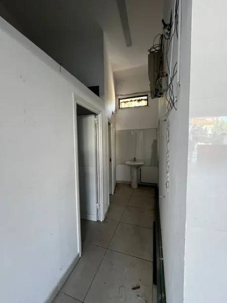 Tirane, jap me qera ambjent biznesi Kati 0, 105 m² 800 € 