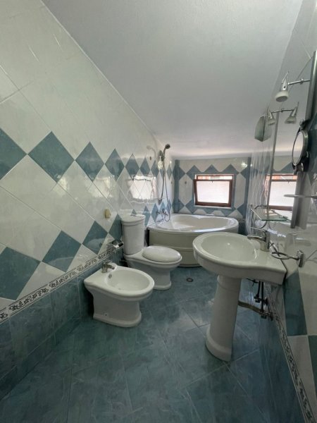 Tirane, jepet me qera apartament 2+1+Ballkon Kati 5, 115 m² 600 € (Kristal Center)