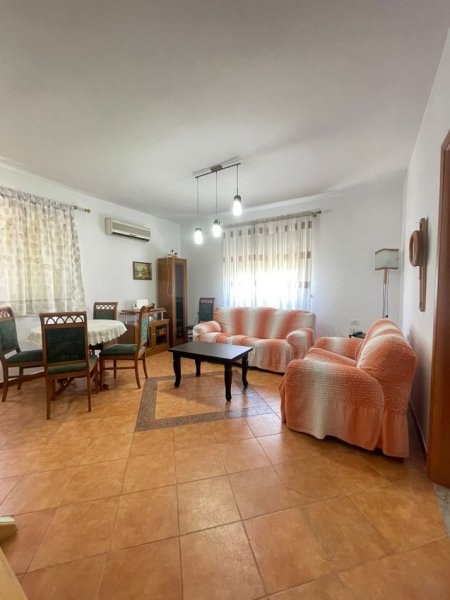 Tirane, jepet me qera apartament 2+1+Ballkon Kati 5, 115 m² 600 € (Kristal Center)