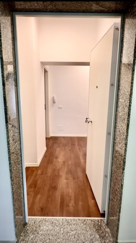 Tirane, jepet me qera ambjent biznesi Kati 2, 100 m² 1.000 € 