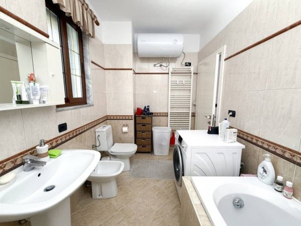 Tirane, jepet me qera Vile , 577 m² 4.500 € (Shkolla e Kuqe)