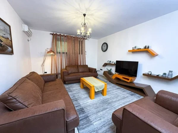 Tirane, jepet me qera Vile , 577 m² 4.500 € (Shkolla e kuqe)