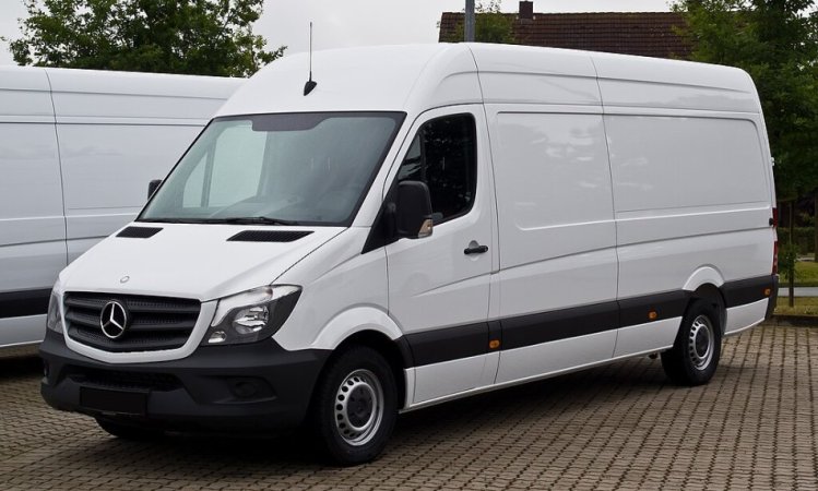 Mercedes-Benz_Sprinter_Kastenwagen_313_CDI_(W_906,_Facelift)_–_Frontansicht,_8._September_2013...jpg