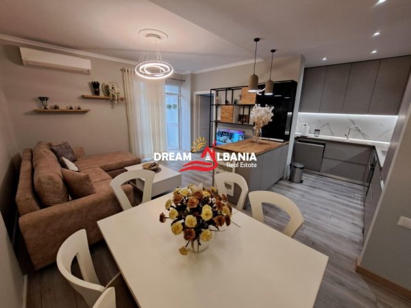 Tirane, jepet me qera apartament 3+1 Kati 3, 110 m² 900 € (ne Komunen e Parisit ne afersi te Abi Bank)