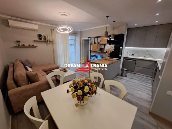 Tirane, jepet me qera apartament 3+1 Kati 3, 110 m² 900 € (ne Komunen e Parisit ne afersi te Abi Bank)