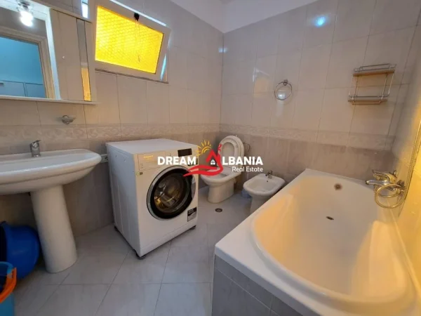 Tirane, jepet me qera apartament 3+1 Kati 3, 110 m² 900 € (ne Komunen e Parisit ne afersi te Abi Bank)