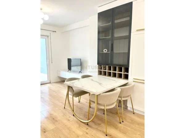 Tirane, jepet me qera apartament 1+1+Ballkon Kati 1, 95 m² 500 € 