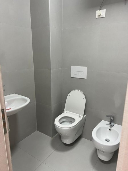 Tirane, jepet me qera apartament 1+1 Kati 2, 70 m² 600 € (ASTIR)