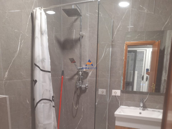 Tirane, jepet me qera apartament 1+1+Ballkon Kati 1, 60 m² 600 € (PRANE MONDIALIT,21 DHJETORI)