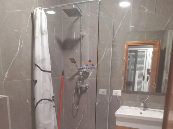 Tirane, jepet me qera apartament 1+1+Ballkon Kati 1, 60 m² 600 € (PRANE MONDIALIT,21 DHJETORI)