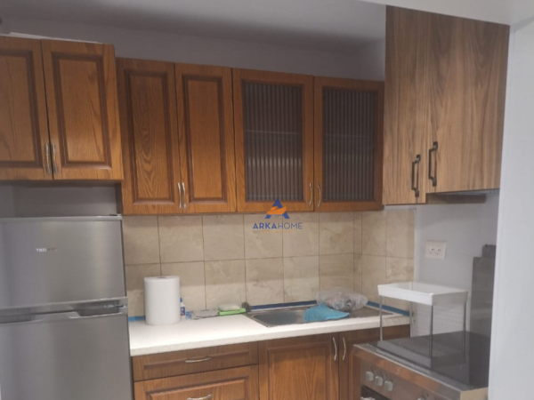 Tirane, jepet me qera apartament 1+1+Ballkon Kati 1, 60 m² 600 € (PRANE MONDIALIT,21 DHJETORI)