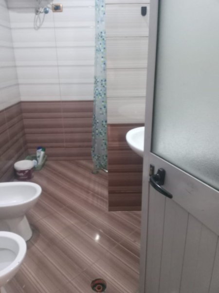 Tirane, jepet me qera apartament 1+1 Kati 1, 50 m² 220 € (Jordan Misja)