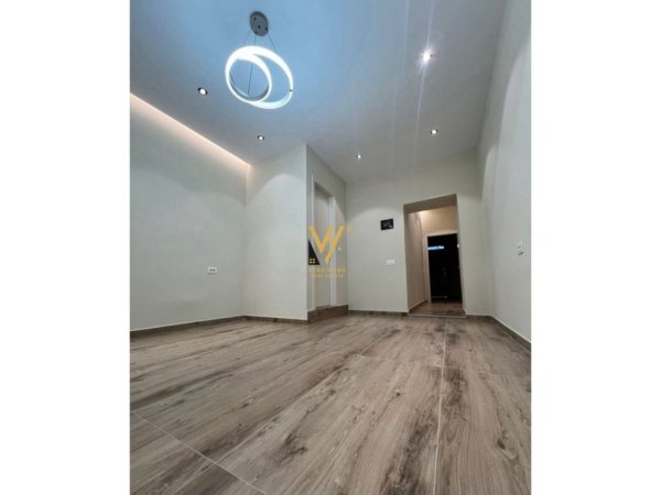 Tirane, jepet me qera zyre Kati 1, 30 m² 650 € (MYSLYM SHYRI)