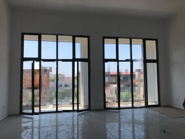 Tirane, jepet me qera ambjent biznesi Kati 1, 88 m² 700 € (Rruga Xhanfize Keko)