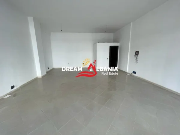 Tirane, jepet me qera dyqan Kati 1, 62 m² 500 € (Astir)