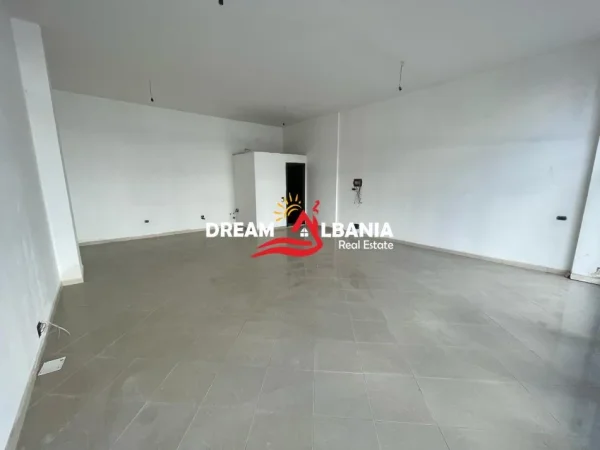 Tirane, jepet me qera dyqan Kati 1, 62 m² 500 € (Astir)