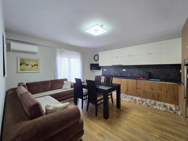 Tirane, jepet me qera apartament 3+1+Ballkon Kati 6, 180 m² 1.000 € (Rruga 5 Maji)