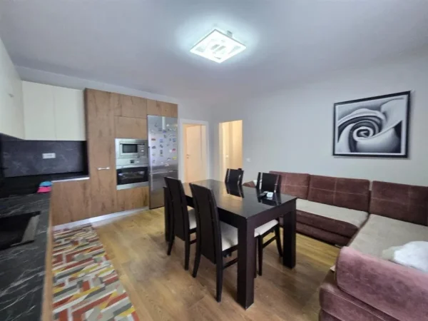 Tirane, jepet me qera apartament 3+1+Ballkon Kati 6, 180 m² 1.000 € (Rruga 5 Maji)