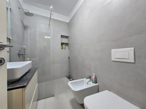 Tirane, jepet me qera apartament 3+1+Ballkon Kati 6, 180 m² 1.000 € (Rruga 5 Maji)